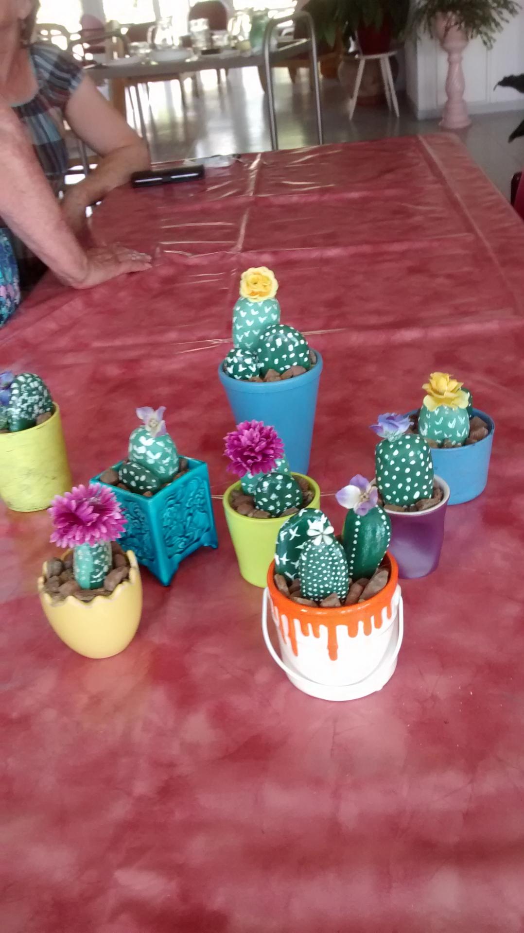 atelier peinture les galets se transforment en cactus.